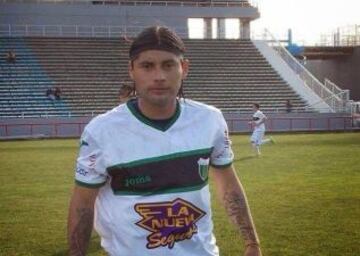 Mauricio Arias defiende la camiseta de Nueva Chicago.