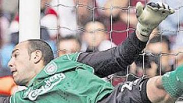 <b>PRIMERO ARENA... Y LUEGO CAL, MUCHA CAL. </b>Reina erró en los dos últimos tantos del West Ham, pero detuvo tres penaltis en la tanda y le dio el título de la Cup al Liverpool.