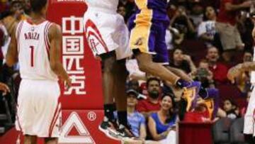 Recital en el último duelo entre Kobe Bryant (35) y Harden (40)