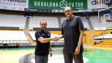 Carles Durán y el presidente del Joventut, Juanan Morales, tras la forma de su renovación por dos temporadas.