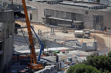 Con la tercera grada demolida casi en su totalidad, las obras de remodelaci車n del Camp Nou avanzan hasta el momento seg迆n los plazos establecidos.