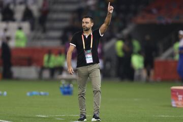 Una de las estrellas de la España del tiqui-taca. Continuó en el Barcelona hasta 2015, cuando decidió marcharse a Qatar. Allí jugó hasta la temporada pasada en el Al-Sadd. Decidió colgar las botas y empezar en el mismo club como entrenador. A pesar de tener poca experiencia en el banquillo, fue el principal candidato para sustituir a Valverde como técnico del Barcelona en enero.