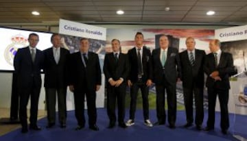 El delantero portugués del Real Madrid, Cristiano Ronaldo, tras firmar hoy con el presidente de la entidad madridista, Florentino Pérez, su renovación como futbolista del equipo, en el que jugará hasta junio de 2018.