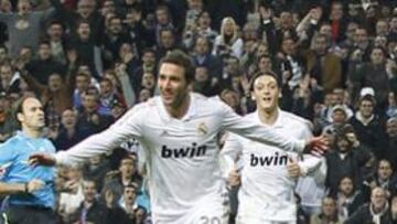 <b>DERBI REMONTADO. </b>Higuaín hizo uno de los cuatro goles que volteó el 0-1 atlético logrado por Adrián.