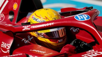 Lewis Hamilton con el Ferrari de Fórmula 1 (F1).