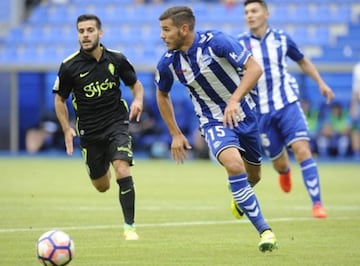 Su debut como jugador de primera división fue en la segunda jornada del campeonato de liga disputada el 28 de agosto frente al Real Sporting de Gijón.