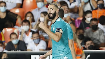 Karim Benzema, delantero del Real Madrid, en la celebraci&oacute;n del gol que dio la victoria al equipo blanco contra el Valencia en Mestalla.