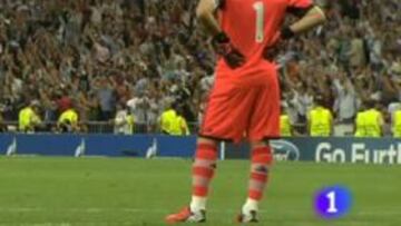 <b>ESTÁTICO ANTE EL JÚBILO.</b> Casillas inmóvil, mientras la grada estalla con el gol de Cristiano Ronaldo.