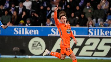 Pablo Durán, delantero del Celta, celebra su gol durante el partido de LaLiga que el Deportivo Alavés y el conjunto vigués disputaron este lunes en el estadio de Mendizorroza.