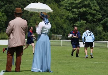 Actores con trajes de época durante el  partido de conmemoración de la unión de rugby entre los equipos Stade Francais y Racing Club de France en el estadio Christophe Dominici en París, mientras recrean la primera final de 1892. - El primer título de Los campeones de la unión francesa de rugby se otorgó en 1892 y fue arbitrado por Baron de Coubertin, el equipo ganador recibe el Bouclier de Brennus, el famoso trofeo otorgado desde ese año.