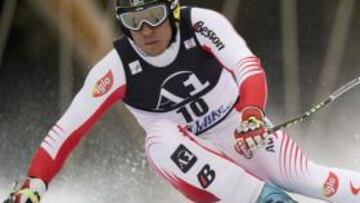 <b>SORPRESA.</b> El veterano austríaco Hermann Maier logró su primera victoria de la temporada al imponerse en la prueba inaugural de la temporada de supergigante, de la Copa del Mundo de esquí alpino, en Lake Louisse (Canadá) por delante del esquiador local John Kucera y al suizo Didier Cuche.