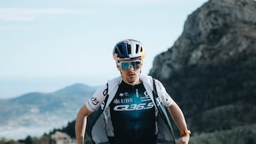 El ciclista británico Tom Pidcock, con el maillot del Q36.5