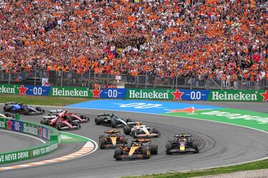 Los monoplazas tras la salida del Gran Premio. 