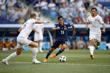 Yoshinori Muto ante Kamil Glik. 