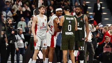Munich (Germany), 05/12/2024.- Players chat after after the Euroleague Basketball match between Bayern Munich vs Baskonia Vitoria-Gasteiz in Munich, Germany, 05 December 2024. (Baloncesto, Euroliga, Alemania) EFE/EPA/ANNA SZILAGYI