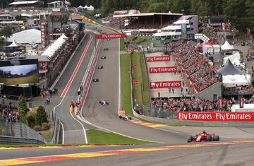 Vettel encabezando la parrilla en el circuito de Spa-Francorchamps. 