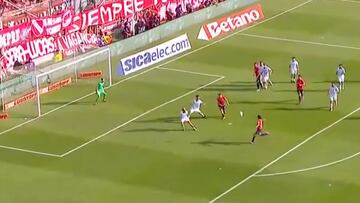 Cabral la agarró de volea y casi anota un golazo en el clásico: ¡en el estadio lo gritaron!