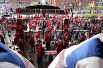 Fans ingresan al Busch Stadium.