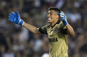 Argentina's Lanus goalkeeper Esteban Andrada celebrate after defeating Argentina's River Plate 4-2 during their Copa Libertadores semifinal second leg football match and qualifying to the final, in Lanus, on the outskirts of Buenos Aires, on October 31, 2017. / AFP PHOTO / Juan MABROMATA