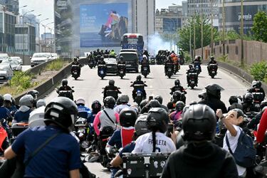Los parisinos celebran por todo lo alto la Champions del PSG. Cientos de personas esperan el autobús de su equipo para festejar con ellos su primera Champions League.