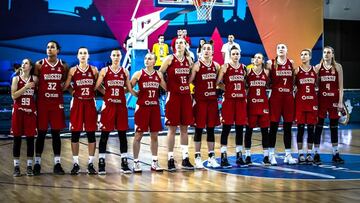 La selecci&oacute;n rusa ante de un partido del Eurobasket femenino.