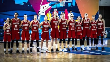 La selecci&oacute;n rusa ante de un partido del Eurobasket femenino.