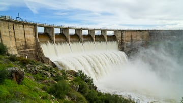 Imágenes del embalse de Los Melonares. A 12 de marzo de 2025 en Castilblanco de los Arroyos, Sevilla (Andalucía, España). El embalse de Los Melonares, situado en la provincia de Sevilla, ha iniciado un proceso de desagüe para regular su capacidad y asegurar el equilibrio del sistema hídrico. Esta operación forma parte de la gestión hidráulica para optimizar el abastecimiento de agua potable a la ciudad de Sevilla y su área metropolitana. Además, la medida busca prevenir posibles desbordamientos en caso de precipitaciones intensas, garantizando la seguridad de la infraestructura y el caudal del río Viar.
12 MARZO 2025
Francisco J. Olmo / Europa Press
12/03/2025