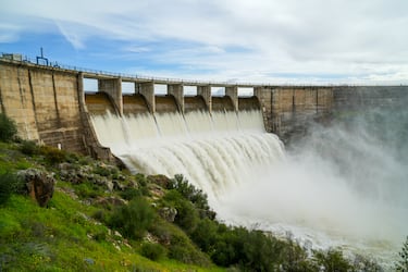 Situado en Castilblanco de los Arroyos, Sevilla (Andalucía, España). El embalse de Los Melonares durante el desagüe producido el pasado 12 de marzo de 2025 para regular su capacidad y asegurar el equilibrio del sistema hídrico. Esta operación forma parte de la gestión hidráulica para optimizar el abastecimiento de agua potable a la ciudad de Sevilla y su área metropolitana. Además, la medida busca prevenir posibles desbordamientos en caso de precipitaciones intensas, garantizando la seguridad de la infraestructura y el caudal del río Viar, dentro de la demarcación hidrográfica del Guadalquivir.12 MARZO 2025
Francisco J. Olmo / Europa Press
12/03/2025