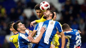 Borja Iglesias lucha por un balón.