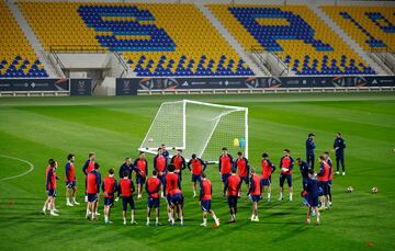 Los jugadores del Atlético, en el escenario del derbi de este miércoles.