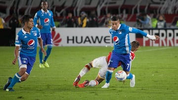 Ayron Del Valle con la posesión del balón en la final entre Santa Fe y Millonarios por Liga Águila II-2017