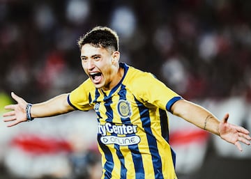 Delantero jovencísimo de Rosario Central que tiene la portería entre ceja y ceja. Ya juega para la Sub-20 de Argentina. Rematador nato, de los puntas que meten todo al primer toque. Dará pronto el salto a Europa.