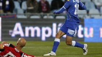 <b>LA ESTRELLA. </b>Pedro Ríos, con Nunes en el suelo, anotando el segundo de los dos goles que ayer marcó al Getafe.