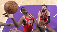SACRAMENTO, CA - FEBRUARY 6: Bobby Portis #5 of the Chicago Bulls rebounds against Anthony Tolliver #43 of the Sacramento Kings on February 6, 2017 at Golden 1 Center in Sacramento, California. NOTE TO USER: User expressly acknowledges and agrees that, by downloading and or using this photograph, User is consenting to the terms and conditions of the Getty Images Agreement. Mandatory Copyright Notice: Copyright 2017 NBAE (Photo by Rocky Widner/NBAE via Getty Images)