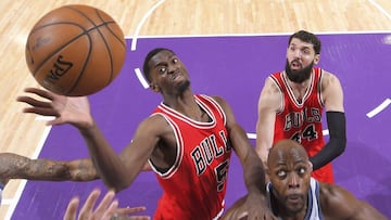 SACRAMENTO, CA - FEBRUARY 6: Bobby Portis #5 of the Chicago Bulls rebounds against Anthony Tolliver #43 of the Sacramento Kings on February 6, 2017 at Golden 1 Center in Sacramento, California. NOTE TO USER: User expressly acknowledges and agrees that, by downloading and or using this photograph, User is consenting to the terms and conditions of the Getty Images Agreement. Mandatory Copyright Notice: Copyright 2017 NBAE (Photo by Rocky Widner/NBAE via Getty Images)