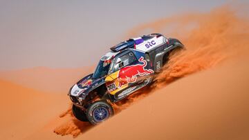 Carlos Sainz entre las dunas durante la Etapa 3 del Dakar.