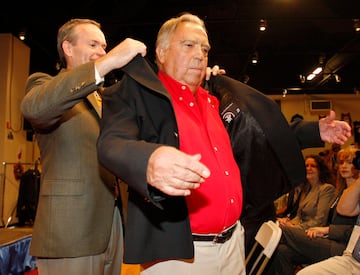 Ferrándiz recibe su chaqueta Naismith Basketball Hall of Fame durante una rueda de prensa en el Salón de la Fama en Springfield, Massachusetts (EE.UU.) en 2007.