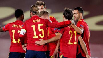 El delantero de España Mikel Oyarzabal celebra con sus compañeros su gol ante Suiza, durante el encuentro correspondiente a la fase de grupos de la Liga de Naciones disputado esta noche en el estadio Alfredo Di Stéfano, en Madrid.