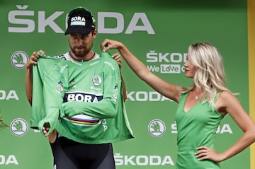 Peter Sagan ponindose el maillot verde.