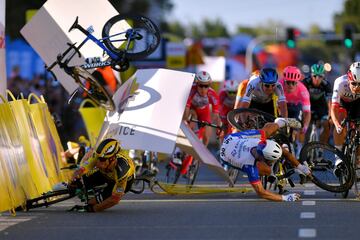 Grave caída del neerlandés Fabio Jakobsen (Deceuninck) al ser cerrado por su compatriota Groenewegen (Jumbo) que provocó una montonera en la línea de meta.