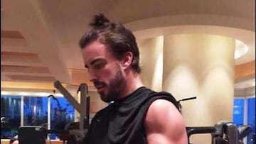 Alonso trabaja con pesas en el gimnasio.