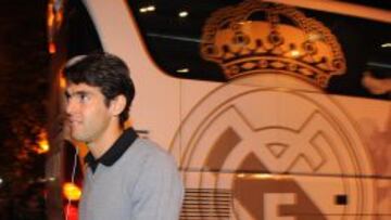 Kaká, junto al autocar del Real Madrid.