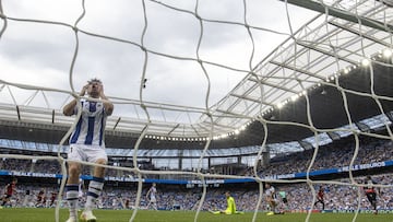 SAN SEBASTIÁN, 12/04/2025.- El defensa de la Real Sociedad Jon Martin se lamenta del tanto marcado por el delantero del Mallorca Cyle Larin durante el encuentro que disputan este sábado en el estadio de Anoeta, correspondiente a la jornada 31 de LaLiga. EFE/ Javier Etxezarreta