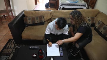 MEX6075. TULTITLÁN (MÉXICO), 24/08/2020.- El niño Mateo (c) toma hoy su primer clase virtual acompañado por su mamá Lizeth (d), en el municipio de Tultitlán, estado de México (México). Más de 30 millones de estudiantes mexicanos iniciaron este lunes el año escolar desde casa, un ciclo histórico ante la pandemia de COVID-19 en el que los padres se convirtieron en docentes y los niños cambiaron las aulas por los televisores. EFE/Sáshenka Gutiérrez