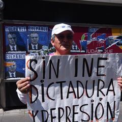 Marcha INE: aparecen imágenes de Genaro García Luna en distintos puntos del Centro Histórico