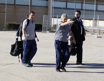 Ángel María Villar y su hijo Gorka saliendo de la prisión de Soto del Real.