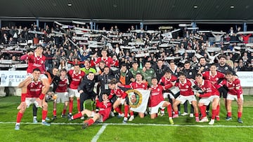 Unionistas logró la victoria en Talavera y el equipo lo celebró con la afición desplazada.