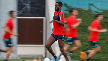 GRAFCAV7090. LEZAMA (BIZKAIA), 04/07/2022.- Iñaki Williams golpea un balón durante el primer entrenamiento de la temporada que el Athletic de Bilbao ha celebrado este lunes en sus instalaciones de Lezama (Bizkaia). EFE/Miguel Toña