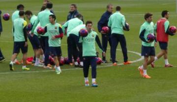 El Barcelona se entrenó arropado por una multitud de aficionados que acudió al entrenamiento en una jornada de puertas abiertas. Leo Messi.