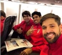 Diego, Diego Costa y Tiago viajan a Almería leyendo el AS